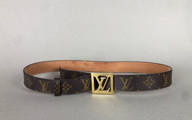 LOUIS VUITTON : ceinture en cuir et toile enduite monogrammée, boucle en métal doré au...
