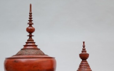 Lot: 2 stupas en laque rouge (h51-78cm)