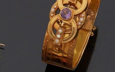 Lot comportant : Large bracelet jonc rigide, ciselé, en or jaune 18K (750 millièmes) aux...