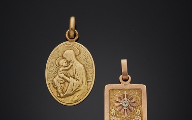 Lot comprenant : Médaille en or jaune 18K 750‰, de forme ovale, représentant une maternité,...
