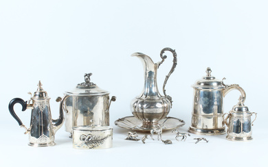 Lotto di diversi oggetti in argento composto da: boccale, versatoio con piatto, zuccheriera con coperchio, caffettiera, bicchiere biansato con coperchio,…