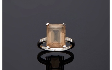 MAUBOUSSIN Bague en or blanc 18 carats (750/000), diamants et quartz fumé, composé d'une fine...