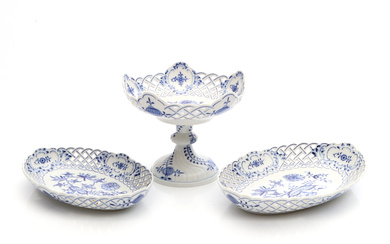 MEISSEN, CAKE PLATTER ON FOOT AND TWO BOWL PLATES. Porcelain. The onion pattern.