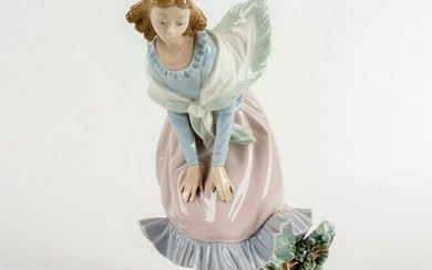 March Winds 1005061 - Lladro Porcelain Figurine