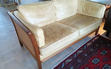 Mogens Hansen: Two free-standing sofas respectively 2- and 3- Pers. of cherry wood. Back and loose cushions upholstered with patinated, light leather. (2)