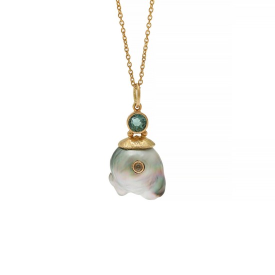 Natascha Trolle: A pearl-, tourmaline- and diamond necklace set with a cultured Tahiti pearl, a tourmaline and a diamond, mounted in 18k gold. L. 40 cm.