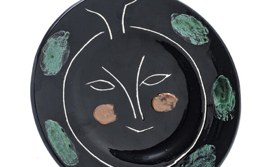 PABLO PICASSO (SPANISH, 1881–1973) EARTHENWARE CERAMIC PLATE, ENGRAVED WITH COLORED ENGOBE AND GLAZE, 1948 DIA 9.375" SERVICE VISAGE NOIR