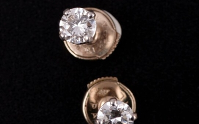 PAIRE DE BOUTONS D'OREILLES en or gris 18K (750 millièmes) orné, chacun d'un diamant taillé...