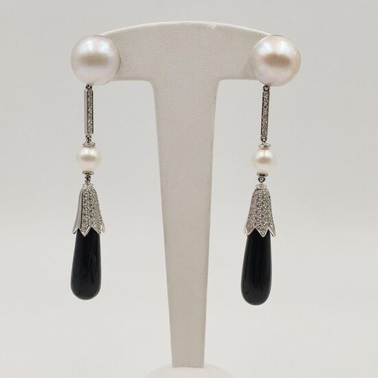 Pair of EAR PENDANTS in white gold (750‰) adorned with cultured pearls and Mabé pearls, piriform onyx, set with diamonds.