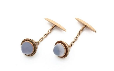 Pair of round cufflinks in 18K yellow gold (750‰) adorned with chalcedony cabochons Production