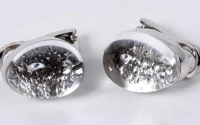 Paire de boucles d'oreilles en or gris 18K (750 millièmes) ornées d'un pavage de diamants...