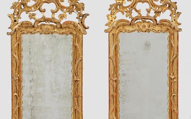 Paire de contreparties de miroirs de piliers Louis XV. Bois sculpté, serti et doré. Encadrement...
