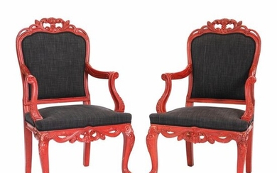 Paire de fauteuils, rembourrés, garnis d'un tissu gris foncé. Noyer, peint en rouge. Décor chinoi
