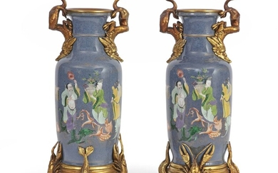 Paire de vases en porcelaine à décor en émaux polychrome de personnages sur fond bleu...