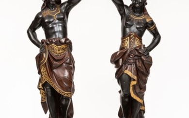 Paire d'importants nubiens en bois sculpté partiellement teinté noir et doré avec éléments de nacre...