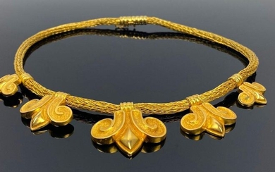 Parure en or jaune à décor de fleurs de lys comprenant un collier et une paire de clips d'oreilles.