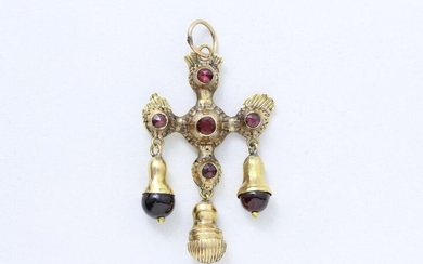 Pendant Holy Spirit in 585 thousandths gold, decorated with garnets and a red stone on straw, of which 2 in pendants. Regional work of the first half of the 19th century. (wear and tear)