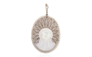 Pendentif Belle Epoque en nacre, perles de rocaille et diamants, vers 1900, serti d'une section...