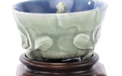 Puzzle cup tripode en porcelaine céladon, XVIIIe