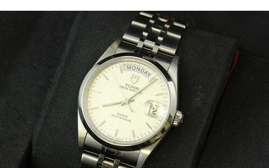 RARE TUDOR PRINCE DATE-DAY 76200 BOX AND PAPERS 2020, circul...