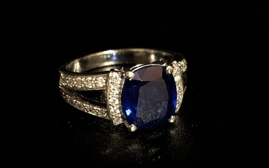 RING White gold V-shaped body adorned with a cushion-cut sapphire...