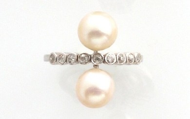 RING in white gold 750 thousandths stylizing a "you and me" decorated with two fine pearls facing each other. TDD: 51 Gross weight: 5.5 g With its LFG certificate: fine pearl, sea water, button, (a: 8.1 - 8.1 x 6.9 mm approx) (b: 7.9 - 8.1 x 7.2 mm...