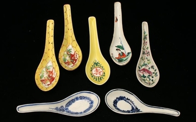 SEVEN CHINESE PORCELAIN SPOONS