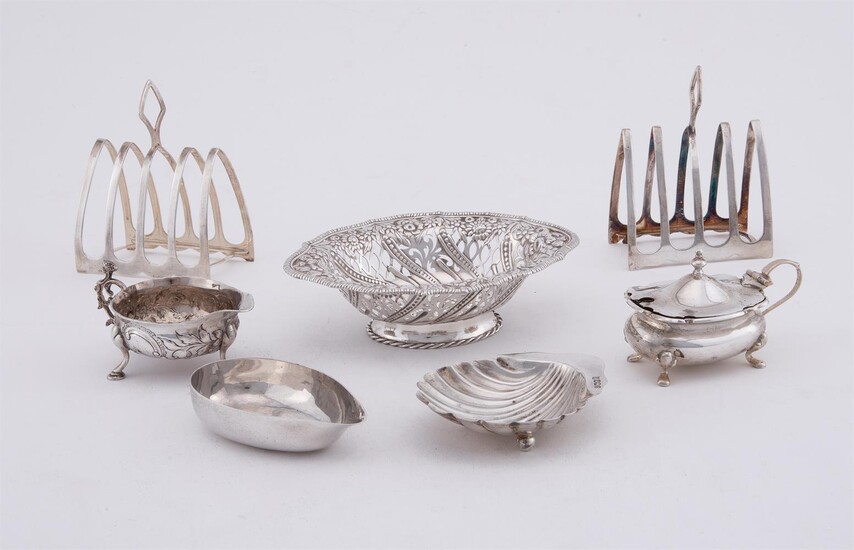 SEVEN ITEMS OF SMALL SILVER
