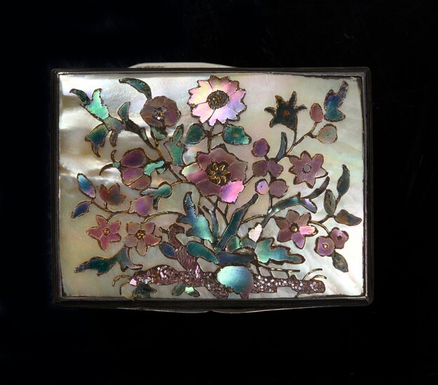 SILVER SNUFFBOX,PARIS, 1743. Rectangular in shape, decorated on each side with a mother-of-pearl plate inlaid with mother-of-pearl marquetry representing bouquets of flowers. Silver cage mount with net decoration. Wear and tear, but good...