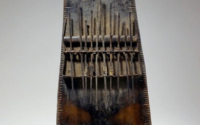 Sanza (Afrique Centrale) Belle sanza constituée d'un corps en bois et de lamelles métalliques. Belle...