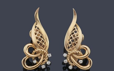 Short 40's earrings in 18K rose gold with diamonds.