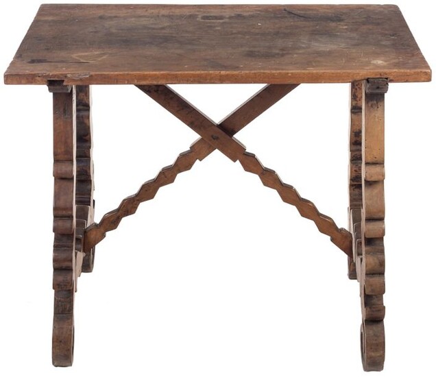 Spanish table in walnut wood with lyre legs. 17TH CENTURY. One-piece tabletop. 12 x 59 x 89 cm