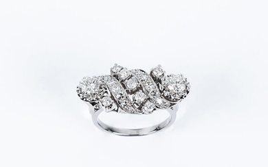 Splendid vintage ring in solid platinum and diamond setting,...