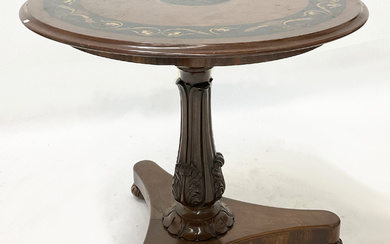Tavolino con piano circolare in scagliola policroma centrato da volatile entro riserva e cornice floreale, sostegno in legno intagliato a…