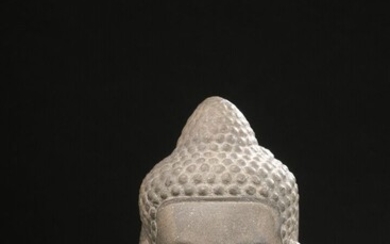 Tête de bouddha Muchalinda en grès dans le style du Bayon Cambodge Le visage serein,...