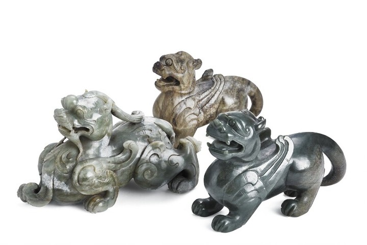 Three Chinese figurines of brown, green and greenish jade in the shape of chilong dragons. Weight 4249 g. L. 15–20 cm. (3)