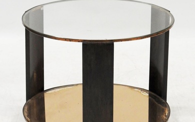 Travail français des années 30 Table basse de forme circulaire à 2 plateaux en verre....