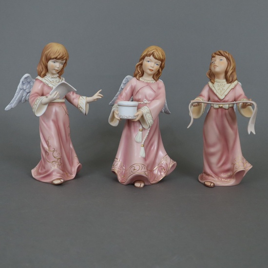 Trois anges de Noël - porcelaine Kaiser, polychrome et dorée, décor "rose antique", avec ange...