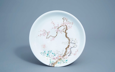 Un plat en porcelaine de Chine famille rose à décor floral, marque de Yongzheng, République, 20ème siècle