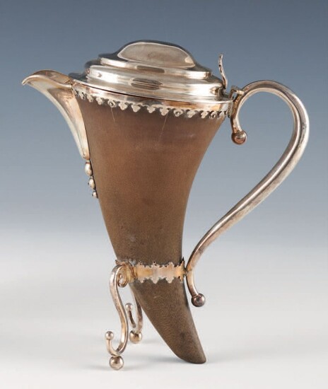 Una brocca in corno montata in argento, con... - Lot 528 - Pierre Bergé & Associés