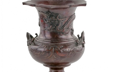 Vase à fleurs chinois en bronze du 19ème siècle avec vagues et dragons sur le...