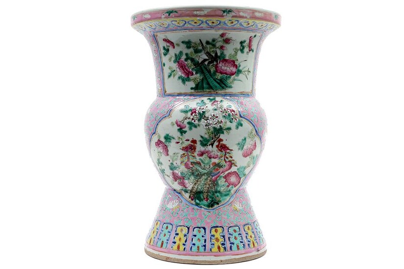 Vase chinois moderne - en fait un pot à fleurs - en porcelaine avec un...
