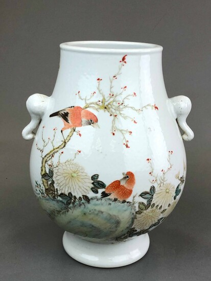 Vase de forme Hu à deux anses en forme de tête d'éléphant en porcelaine et...