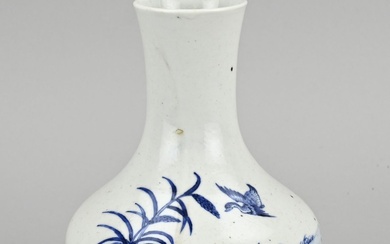 Vase en porcelaine de Chine avec double anneau bleu au fond. Décor de canards dans...