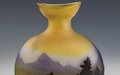 Vase mit Gebirgsseelandschaft