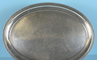 Vassoio ovale in argento con bordo sbalzato e cesellato a...
