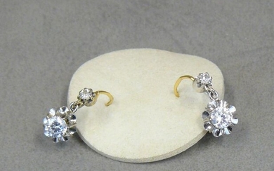 A pair of oxide-set gold (eagle) sleeper earrings, 2,50 g...