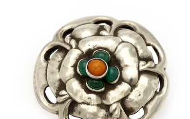 Georg Jensen: An agate and amber brooch set with a cabochon amber piece and four green agates, mounted in silver. Design no. 59. Georg Jensen 1904–1908.