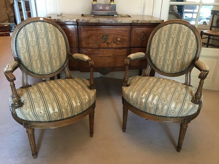 Paire de fauteuils à médaillon style Louis XVI...