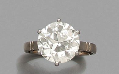 DIAMOND RING A diamond and gold ring. Weight : 4,66...